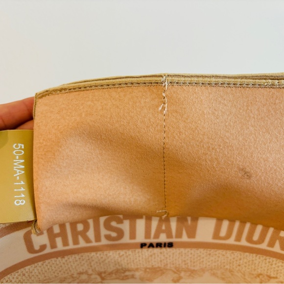 Cream Dior Travel Vanity Case - cruise 2022 collection - Picture 9 of 11